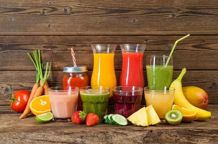 پینے کی خوراک کے لیے پھلوں اور سبزیوں کے جوس۔