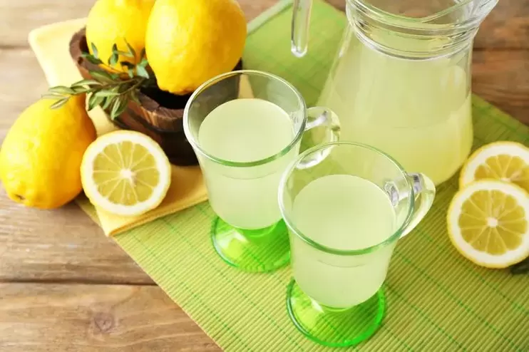 کھانے پینے کے لیے لیموں کا پانی۔