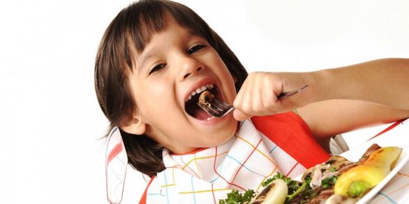 بچہ لبلبے کی سوزش والی غذا پر سبزیاں کھاتا ہے۔
