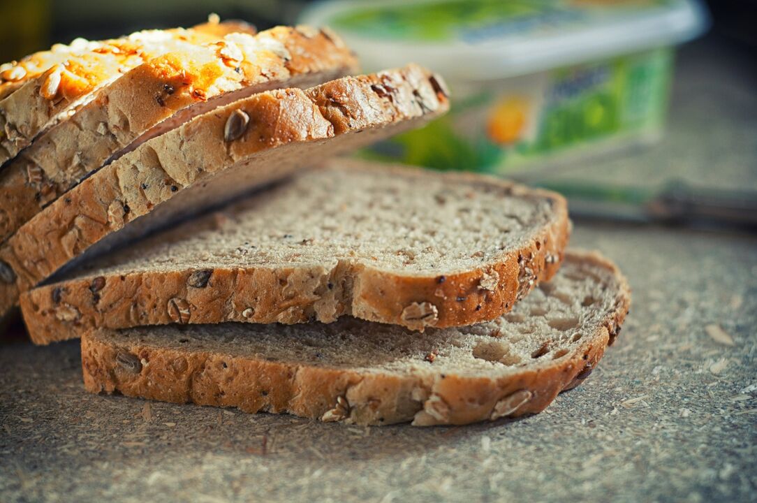 خون کی قسم 4 کی خوراک آپ کو اپنی خوراک میں پوری اناج کی روٹی شامل کرنے کی اجازت دیتی ہے۔