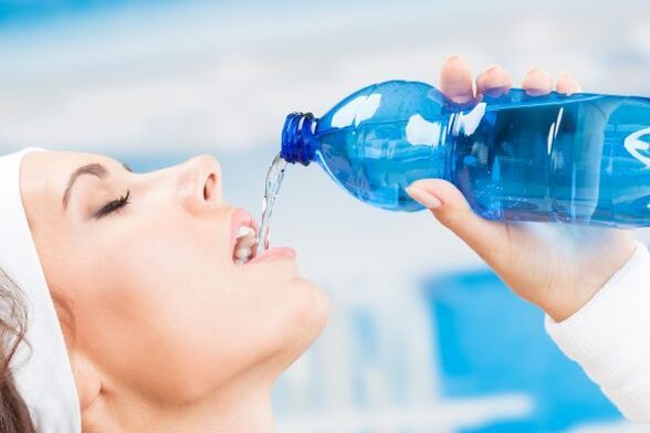 وافر مقدار میں پانی پی کر آپ ایک ہفتے میں 5 کلو اضافی وزن سے چھٹکارا حاصل کر سکتے ہیں۔
